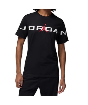 Soft cotton and extra-large graphics? Now that's a winning combo. Crafted from midweight cotton, this classic tee has a comfy feel that's ideal for everyday wear