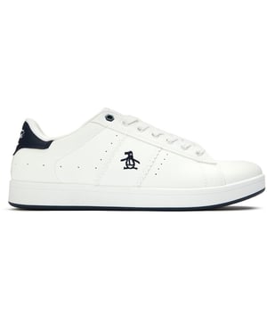 De Penguin Steadman biedt een strakke, eigentijdse kijk op door de tennisbaan geïnspireerde casual sneakers. Deze veelzijdige schoenen zijn gemaakt met een duurzaam synthetisch wit bovenwerk dat zijn strakke uiterlijk behoudt en hebben subtiele pinguïn-branding voor een ingetogen stijl. Een zachte binnenzool biedt de hele dag comfort, terwijl de gevoerde kraag zorgt voor een nauwsluitende, ondersteunende pasvorm. De betrouwbare rubberen zool biedt uitstekende grip voor dagelijks gebruik, waardoor deze sneakers een moeiteloze aanvulling zijn op je casual garderobe.