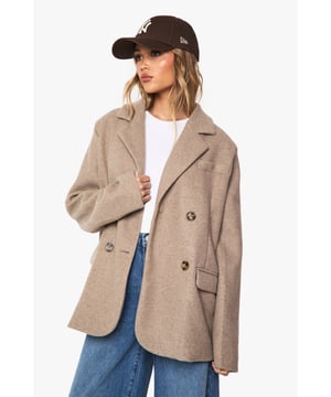 Wrap up in the latest coats and jackets and get out-there with your outerwearBreathe life into your new season layering with the latest coats and jackets from boohoo. Supersize your silhouette in a padded jacket, stick to sporty styling with a bomber, or protect yourself from the elements in a plastic raincoat. For a more luxe layering piece, faux fur coats come in fondant shades and longline duster coats give your look an androgynous edge.