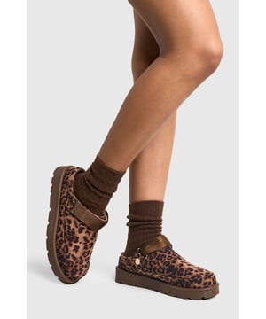Eye-catching leopard print design
        Cosy mule style for easy slip-on wear
        Flat heel for all-day comfort (0-2cm height)
        Chunky sole for added durability
        Soft, plush lining for extra warmth
    
    Step into wild comfort with these trendy leopard print mules from Boohoo. Perfect for the fashion-forward woman who values both style and cosiness, these slip-ons are ideal for casual outings and relaxed days at home. The flat heel and chunky sole ensure stability and comfort, making them suitable for extended wear. Style them with your favourite loungewear for a chic at-home look, or pair them with cropped jeans and an oversized jumper for a quick coffee run. The versatile design allows for effortless transitioning from indoor relaxation to outdoor errands, embodying the perfect blend of fashion and functionality. Whether you're hosting a casual gathering or running weekend errands, these mules will keep you looking stylish and feeling comfortable throughout the day.