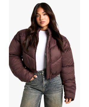 Cropped puffer jacket with funnel neck design
        Quilted pattern for added texture and warmth
        Full-length zip closure for easy wear
        Relaxed fit with dropped shoulders for a trendy silhouette
        Versatile piece suitable for various casual occasions
    
    Embrace the chilly weather in style with this petite steppjacke from Boohoo. The cropped silhouette and funnel neck design offer a contemporary twist on the classic puffer jacket, perfect for the fashion-forward woman who values both comfort and trend. Pair it with high-waisted jeans and chunky trainers for a laid-back weekend look, or throw it over a midi dress and boots for a chic contrast. The relaxed fit and dropped shoulders create a cool, effortless vibe that's ideal for casual outings, from coffee runs to shopping trips. This jacket is a must-have for your autumn/winter wardrobe, providing warmth without compromising on style. Its versatility makes it a go-to piece for family gatherings, outdoor events, or simply running errands in style.