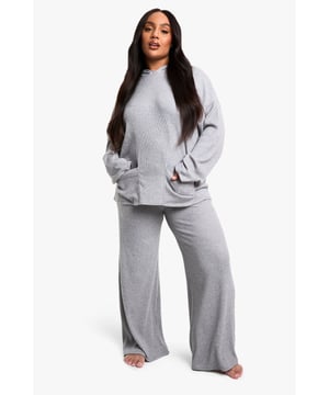 Ribbed texture for added comfort and style
        Oversized hoodie with roomy fit
        Wide-leg trousers for effortless movement
        Convenient front pocket on the hoodie
        Coordinated set for a put-together look
    
    Embrace laid-back luxury with this Plus geripptes Hoodie Loungewear-Set from Boohoo. Perfect for those cosy nights in or lazy weekends, this set combines style and comfort effortlessly. The ribbed texture adds a touch of sophistication to your loungewear, while the oversized hoodie provides ample warmth and coverage. Pair with your favourite fluffy socks and a steaming mug of tea for the ultimate relaxation experience. For a quick dash to the shops, throw on some trendy trainers and a long coat - you'll be ready to face the world without compromising on comfort. This versatile set can even transition to casual outings when styled with statement accessories and a chic crossbody bag. Whether you're binge-watching your favourite series or hosting a low-key gathering with friends, this loungewear set ensures you'll look and feel fabulous.