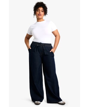 Straight-leg denim jeans with elastic waistband for comfort
        Wide-leg silhouette for a relaxed, on-trend look
        Convenient side pockets for practicality
        Drawstring detail at waist for adjustable fit
        Versatile design suitable for various casual occasions
    
    These plus-size jeans from Boohoo offer a perfect blend of style and comfort for the fashion-forward woman. The straight-leg cut and wide-leg silhouette create a flattering shape that's right on trend. The elastic waistband with drawstring detail ensures a customisable fit, making these jeans ideal for all-day wear. Style them with a crisp white tee and trainers for a laid-back daytime look, or dress them up with a fitted blouse and statement jewellery for casual evening events. The versatile denim fabric makes these jeans a wardrobe staple, easily transitioning from family gatherings to weekend brunches with friends. For a chic autumn ensemble, pair with a trench coat and ankle boots. These jeans embody Boohoo's commitment to inclusive fashion that doesn't compromise on style or comfort.