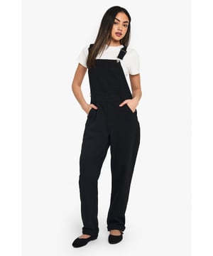 Trendy boyfriend-style denim dungarees
        Adjustable shoulder straps for a customised fit
        Relaxed, loose-fitting silhouette
        Multiple pockets for practicality
        Versatile design suitable for various casual occasions
    
    Embrace laid-back chic with these boyfriend jeans-style dungarees from Boohoo. Perfect for the fashion-forward woman who values both style and comfort, these dungarees offer a relaxed fit that's ideal for casual outings. Style them with a crisp white tee for a classic look, or layer over a long-sleeved top when the weather turns cooler. The adjustable straps ensure a personalised fit, while the multiple pockets add functionality to your ensemble. Whether you're heading to a family barbecue, meeting friends for coffee, or enjoying a casual day out, these dungarees are a versatile choice. Pair with trainers for an effortlessly cool vibe, or dress them up with ankle boots for a more polished appearance. The boyfriend-style cut allows for easy movement, making these dungarees a go-to option for your everyday wardrobe.