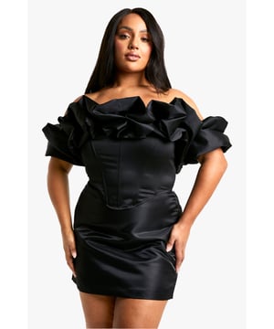 Bardot neckline with dramatic ruffle detailing
        Figure-hugging corset-style bodice
        Short, body-con silhouette
        Off-shoulder design for a sultry look
        Versatile piece suitable for various night-out occasions
    
    Make a statement in this eye-catching Bardot korsett top with ruffles. The off-shoulder design coupled with the voluminous ruffle detailing creates a captivating silhouette that's sure to turn heads. The corset-style bodice hugs your curves in all the right places, whilst the short length adds a flirty touch. Perfect for a night out on the town, this top pairs beautifully with high-waisted trousers or a sleek midi skirt. Add some strappy heels and statement earrings to complete your look. Whether you're headed to a trendy bar or dancing the night away at a club, this versatile piece will ensure you stand out from the crowd. The Boohoo Plus collection brings you the latest trends in sizes 16-24, allowing you to embrace your curves and express your style with confidence.