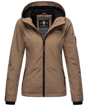 Chaqueta de entretiempo Marikoo para mujer – Ligera, resistente al viento, con capucha
La chaqueta Marikoo B862 combina estilo y funcionalidad – ideal para primavera y otoño. Su ligero acolchado, el cuello alto con protección para la barbilla y la capucha ofrecen abrigo frente al viento. Corte entallado y detalles cuidados para una silueta femenina.

✔ Resistente al viento y ligera
✔ Capucha y cuello alto con protección
✔ Bolsillos laterales con cremallera e interior
✔ Puños de canalé y detalles en cuero sintético

Material:
Exterior: 100% poliéster
Forro y relleno: 100% poliéster