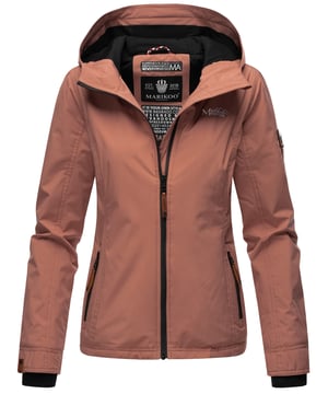 Marikoo dames tussenjas – Lichtgewicht, windafstotend met capuchon
De Marikoo B862 damesjas combineert stijl met comfort – perfect voor de lente en herfst. De lichte voering, hoge kraag met kinbescherming en vaste capuchon bieden bescherming tegen de wind. De getailleerde pasvorm zorgt voor een vrouwelijk silhouet.

✔ Windafstotend en licht
✔ Capuchon & hoge kraag met kinbescherming
✔ Zijzakken met rits & binnenzak
✔ Geribde manchetten & kunstlederen details

Materiaal:
Buitenstof: 100% polyester
Voering & vulling: 100% polyester