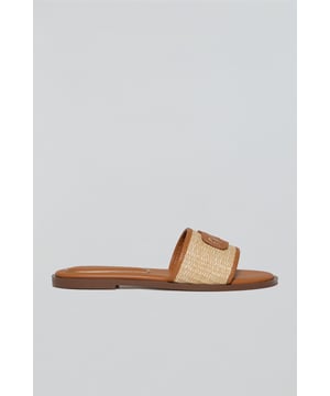 Schlichtheit mit einem Hauch von Eleganz. Die Sandale Greta besticht durch ihr frisches und natürliches Design aus Raffia-Bast mit Kontrastnähten und Polo Club-Initialen. Ihre gepolsterten Fersenkissen und die rutschfeste Laufsohle sorgen für Komfort und Stabilität bei jedem Schritt. Höhe ca. 1cm.