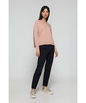 Der Damenpullover Katniss in Boxy-Fit-Passform ist die perfekte Kombination aus Komfort und Stil. Der 12-Gauge-Strick aus einer Baumwoll-Polyamid-Mischung macht ihn zu einem zeitlosen Stück, das eine weiche und langlebige Textur bietet. Der V-Ausschnitt und die Raglanärmel machen das Kleidungsstück modern und vielseitig. Dezente Seitenschlitze an der Taille verleihen einen Hauch von Eleganz. Das farblich abgestimmte Nahtband am Kragen sorgt für ein makelloses Finish. Ein farblich abgestimmter Perlmuttknopf mit Polo Club Logo verleiht ihm einen besonderen Touch.