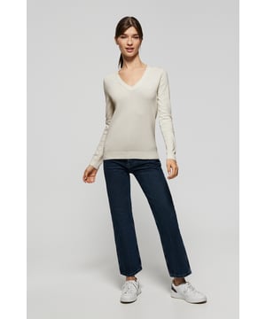 Strickpullover für Damen aus Baumwolle in Garnstärke 12. Klassischer Schnitt mit V-Kragen. Dieser Pullover ist ideal für Frauen, die ein vielseitiges und feminines Kleidungsstück suchen, das bequem und zugleich stilvoll ist. Perfekt in Kombination mit einem Hemd. Sein gleichfarbiges Block Frame Logo und Details wie Nahtbänder mit Markenlogo verleihen ihm einen edlen Touch. Halsausschnitt, Bündchen und Manschetten gerippt. Kleine Nahtbänder in Kontrastfarbe an der Krageninnenseite.