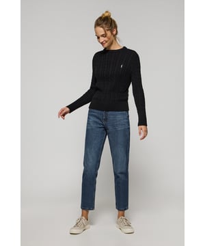 Unser Zopfpullover aus Baumwolle für Damen besticht durch sein Design. Das Zopfmuster verleiht ihm eine raffinierte und einzigartige Textur. Die gerippten Details an Kragen, Ärmeln und Taille sorgen für einen perfekten Sitz und eine feine Passform. Das dezente marineblaue Nahtband am Kragen mit eingraviertem Polo Club Logo unterstreichen die Eleganz dieses Pullovers. Ikonische Stickerei unseres Rigby Go Logos in Kontrastfarbe auf der Brust. Ideal für den Alltag oder um einem Casual Look einen Hauch von Eleganz zu verleihen.