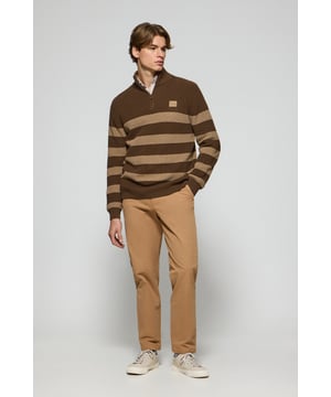 Unser Pullover Julen hat ein modernes und legeres Design. Er bietet Komfort, ohne an Stil einzubüßen. Er ist aus dickerer Baumwolle gefertigt und hat eine lockere, weite Passform, die jeder Figur gut steht. Das kontrastreiche Streifendesign verleiht ihm einen modernen Touch. Dank des Stehkragens mit halbem Reißverschluss können Sie ihn auch an kühleren Tagen tragen. Rippbündchen an Ärmeln, Kragen und Bund sorgen für eine bequeme Passform. Farblich abgestimmtes Nahtband mit Logoprägung an der Krageninnenseite. Ein Twill-Aufnäher auf der Brust mit gummiertem Logo rundet das Kleidungsstück ab und verleiht ihm eine exklusive Note.
