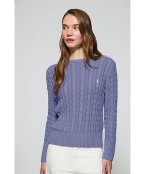 Unser Zopfstrickpullover aus Baumwolle für Damen besticht durch sein Design. Sein einzigartiges Flechtmuster verleiht ihm Struktur und Raffinesse, während gerippte Details an Kragen, Ärmeln und Saum für eine bequeme Passform und ein ausgefeiltes Finish sorgen. Das marineblaue Nahtband am Kragen mit Polo Club Logo unterstreicht die Eleganz dieses Modells. Das emblematische Rigby Go Logo in Kontrastfarbe auf der Brust unterstreicht seine einzigartige Optik. Ideal für den Alltag oder um einem Casual Look einen Hauch von Eleganz zu verleihen.