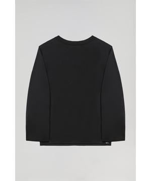 Dieser lange Pullover mit U-Boot-Ausschnitt und seitlichen Schlitzen ist vielseitig und zugleich elegant. Der U-Boot-Ausschnitt ist komfortabel und stilvoll. Die zwei seitlichen Schlitze betonen die Silhouette und ermöglichen uneingeschränkte Bewegungsfreiheit. Der spezielle Perlmuttknopf mit Logo-Schriftzug am Saum des Kleidungsstücks lässt den Pullover besonders edel aussehen.