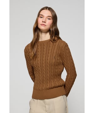 Unser Zopfstrickpullover aus Baumwolle für Damen besticht durch sein Design. Sein einzigartiges Flechtmuster verleiht ihm Struktur und Raffinesse, während gerippte Details an Kragen, Ärmeln und Saum für eine bequeme Passform und ein ausgefeiltes Finish sorgen. Das marineblaue Nahtband am Kragen mit Polo Club Logo unterstreicht die Eleganz dieses Modells. Das emblematische Rigby Go Logo in Kontrastfarbe auf der Brust unterstreicht seine einzigartige Optik. Ideal für den Alltag oder um einem Casual Look einen Hauch von Eleganz zu verleihen.
