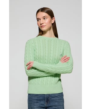 Unser Zopfstrickpullover aus Baumwolle für Damen besticht durch sein Design. Sein einzigartiges Flechtmuster verleiht ihm Struktur und Raffinesse, während gerippte Details an Kragen, Ärmeln und Saum für eine bequeme Passform und ein ausgefeiltes Finish sorgen. Das marineblaue Nahtband am Kragen mit Polo Club Logo unterstreicht die Eleganz dieses Modells. Das emblematische Rigby Go Logo in Kontrastfarbe auf der Brust unterstreicht seine einzigartige Optik. Ideal für den Alltag oder um einem Casual Look einen Hauch von Eleganz zu verleihen.
