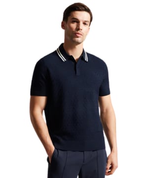Das MAHANA-Poloshirt wertet Ihre Alltagsgarderobe auf und sorgt für mühelosen Stil und ganztägigen Komfort. Das Poloshirt ist aus einer hochwertigen Wollmischung gefertigt und bietet ein weiches Tragegefühl mit einer raffinierten, strukturierten Naht für zusätzliche Raffinesse. Die klassische Knopfleiste und das kurzärmelige Design machen es zu einer vielseitigen Wahl sowohl für elegante als auch für legere Anlässe. Mit einem stilvollen gestreiften Kragen verbindet dieses Polo traditionellen Charme mit modernen Details.