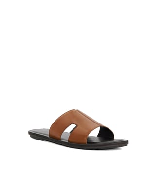 Zorg dat je lente/zomerlook compleet is en kies voor Ibes, veelzijdige sliders die perfect zijn voor stranddagen en stadswandeling. Ontworpen met een open teen en een rugloze silhouet, is deze stijl zo eenvoudig als 'inschieten en gaan'. Uitsparingen voegen toe aan de moderne aantrekkingskracht, waardoor ze een perfecte aanvulling zijn op je garderobe voor warmere dagen.