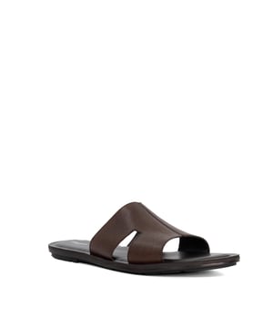 Embrace comfort with Itos. Featuring a cushioned footbed for all-day comfort, these sliders boast a super sleek crossover design for a timeless vibe. Ideal for relaxed weekends or casual outings, they can be paired with everything for linen sets to chinos.