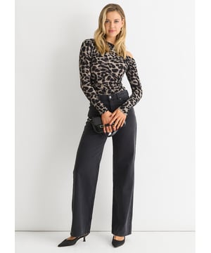Erhöhen Sie Ihre Anlasskleidung mit unserem grauen Jersey-Top mit Schlitzausschnitt und Tierprint. Das Oberteil aus komfortablem Jersey ist mit seinem eleganten Schlitzausschnitt perfekt für jede besondere Veranstaltung geeignet. Der schicke graue Tierprint verleiht Ihrer Garderobe einen Hauch von Raffinesse und Vielseitigkeit.