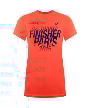 Feiern Sie Ihre Leistung und zeigen Sie Stil mit dem orangefarbenen Asics Finisher Paris 2015 Damen-T-Shirt. Inspiriert vom legendären Paris Finisher 2015 ist dieses exklusive T-Shirt für Frauen, die Wert auf Leistung und einen markanten, unvergesslichen Look legen. Das leichte, feuchtigkeitsableitende Material bietet ganztägigen Tragekomfort und besticht durch seinen markanten Orangeton, der Energie und Entschlossenheit verkörpert. Wichtige Eigenschaften Exklusives Erinnerungsdesign: Das einzigartige Branding, inspiriert vom Paris Finisher 2015, macht es zu einem Blickfang für alle, die ihre sportliche Karriere schätzen. Leuchtendes Orange: Der kräftige und energiegeladene Farbton zieht die Blicke auf sich und spiegelt den Erfolgsgeist wider. Funktionsmaterial: Das leichte, atmungsaktive Material leitet Feuchtigkeit effektiv ab und sorgt so für ein kühles und bequemes Tragegefühl. Schmeichelhafte Passform: Das speziell für Frauen entworfene T-Shirt bietet eine entspannte und dennoch figurbetonte Silhouette, die sich Ihren Bewegungen anpasst. Robuste Konstruktion: Das hochwertige Material sorgt für lange Haltbarkeit – perfekt für Workouts, Freizeitausflüge oder als wertvolles Erinnerungsstück. Vielseitiger Stil: Ideal für sportliche Aktivitäten und den Alltag – eine vielseitige Ergänzung für Ihre Garderobe. Veredeln Sie Ihren Stil und feiern Sie Ihren Triumph am Renntag mit dem orangefarbenen Asics Finisher Paris 2015 Damen-T-Shirt – hier trifft Leistung auf exklusives Design für einen inspirierenden Look.