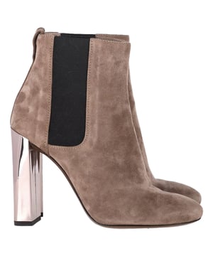 VINTAGE, RRP AS NEW
The Fendi High-Heeled Chelsea Boots in Brown Suede effortlessly blend classic sophistication with modern style, featuring a sleek silhouette and rich suede material. The iconic Fendi logo detailing adds a touch of luxury, while the elastic side panels ensure a comfortable fit and easy wear. With a timeless brown hue and elegant high heel, these boots can elevate any outfit from casual to chic. Pair them with tailored trousers and a structured coat for a polished, refined look that transitions seamlessly from day to night.

 Fendi High-Heeled Chelsea Boots in Brown Suede

Condition: Very good
Signs of wear: Minor markings, Lightly used but very well maintained. Minor mark at soles & creasing, light scuffing at the soles and heels.
Packaging: Dust bag
Color: Brown | ochre
Material: Suede | suede
Size: IT | 38
Measurements: Heel height: 115; Insole length: 270
SKU: NAPPUGBSH463770W