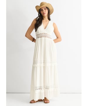 Unser weißes Maxikleid mit Spitzenbesatz aus Viskose ist mühelos elegant und eignet sich perfekt für jeden besonderen Anlass. Es ist aus weichem, leichtem Viskosematerial gefertigt und hat einen zarten Spitzenbesatz für einen femininen Touch. Kombinieren Sie es mit hohen Absätzen und auffälligem Schmuck für einen atemberaubenden Look.