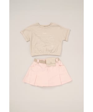 This 2-Piece outfit set from Fudo includes a stylish T-shirt with a large print, rolled sleeves, an elasticated hem, and a keyhole fastening. The matching skort is pleated, made from woven material, and features a detachable fabric belt with a purse. A chic and functional outfit for your little one!