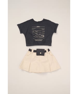 This 2-Piece outfit set from Fudo includes a stylish T-shirt with a large print, rolled sleeves, an elasticated hem, and a keyhole fastening. The matching skort is pleated, made from woven material, and features a detachable fabric belt with a purse. A chic and functional outfit for your little one!