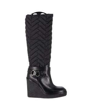 VINTAGE, RRP AS NEW
Embrace both style and functionality with the Moncler Knee-High Quilted Wedge Boots in black nylon. These boots combine the luxury of Moncler's craftsmanship with a modern, sleek design. Featuring leather and rubber trims, semi-pointed toes, and a sturdy platform wedge, they provide both height and comfort. The wrap-around straps add a unique flair, while the silver Moncler buckle details give these boots a signature touch. Perfect for navigating colder months without compromising on style.


Moncler Knee-High Quilted Wedge Boots in Black Nylon
Condition: Very good
Signs of wear: Minor markings, Lightly used but very well maintained. Minor mark at soles & creasing, light scuffing at the soles and heels.
Packaging: None
Color: black
Material: Nylon
Size: EU | 39
Measurements: Heel height: 100; Insole length: 230
SKU: NAPPUGBSH461966W