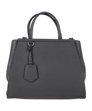 VINTAGE, NEUPREIS WIE NEU  
Strahlen Sie anspruchsvolle Eleganz mit der Fendi Medium 2Jours Tote Bag aus grauem Leder aus. Ein Klassiker aus der Kollektion 2013, dieser stilvolle Tote bietet ein raffiniertes graues Lederäußeres, das Eleganz versprüht, ergänzt durch goldfarbene Hardware, die einen Hauch von Wärme und Opulenz hinzufügt. Die gerollten Griffe und der einzelne Schulterriemen bieten Vielseitigkeit, sodass Sie die Tasche entweder in der Hand tragen oder bequem über der Schulter tragen können. Im Inneren sorgen das Logo-Jacquard-Futter und die doppelten Innenfächer für ausreichend Stauraum und Organisation. Der Druckknopfverschluss an der Oberseite garantiert Sicherheit, während die Schutzfüße an der Unterseite die Tasche makellos halten. Perfekt, um sowohl legere als auch professionelle Outfits aufzuwerten, ist diese Tote ein Must-have für die anspruchsvolle Modekennerin.  
Mit Staubbeutel  

Fendi Medium 2Jours Tote Bag aus grauem Leder  
Zustand: sehr gut  
Gebrauchsspuren: Kein Einzelhandelsetikett, keine sichtbaren Gebrauchsspuren.  
Verpackung: Staubbeutel  
Farbe: Grau  
Material: Leder  
Größe: Einheitsgröße  
Maße: Breite: 130; Höhe: 280; Länge: 350; Griffhöhe: 120; Riemenlänge: 0  
SKU: NAPPUGBBA462122W