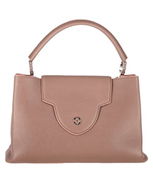 VINTAGE, UVP WIE NEU  
Die Louis Vuitton MM Capucines Top Handle Bag aus braunem Leder ist ein raffiniertes und zeitloses Accessoire, das meisterhaft aus luxuriösem braunem Leder mit der ikonischen Capucines-Silhouette gefertigt ist. Mit elegantem Design in Gold und einem geräumigen Innenraum bietet diese Tasche sowohl Stil als auch Praktikabilität – perfekt für den Alltag oder besondere Anlässe. Das weiche, geschmeidige Leder und das strukturierte Design verleihen ihr eine anspruchsvolle und zugleich moderne Ausstrahlung. Kombinieren Sie sie mit einem maßgeschneiderten Mantel und High Heels für einen schicken, eleganten Look, der jedes Outfit mühelos aufwertet.

Louis Vuitton MM Capucines Top Handle Bag aus braunem Leder

Zustand: Ausgezeichnet  
Gebrauchsspuren: Kein Etikett, Keine sichtbaren Gebrauchsspuren.  
Verpackung: Staubtasche  
Farbe: Braun | Ocker  
Material: Leder | Leder  
Größe: Einheitsgröße | Einheitsgröße  
Maße: Breite: 160; Höhe: 230; Länge: 330; Henkelhöhe: 130; Trageriemenlänge: 320  
SKU: NAPPUGBBA462950W