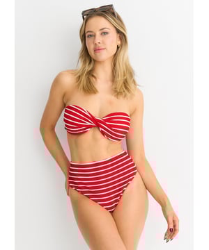 Maak een statement in onze Red Textured Twist Front Stripe Bikini Top. De gedurfde rode kleur met textuurdetails en het twist front ontwerp voegt een vleugje elegantie toe aan je strandlook. De flatterende strepen accentueren je rondingen waardoor het perfect is voor elke gelegenheid.
