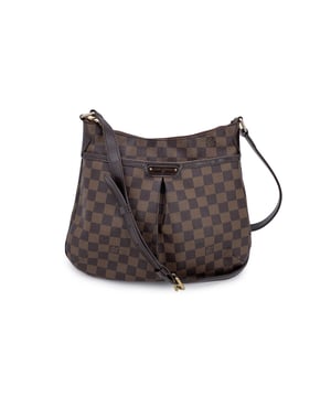 VINTAGE, RRP WIE NEU  
Diese schöne Tasche wird mit einem Echtheitszertifikat von Entrupy geliefert. Das Zertifikat wird ohne zusätzliche Kosten bereitgestellt. Diese Vintage LOUIS VUITTON 'Bloomsbury PM' Umhängetasche ist ein zeitloses Luxusstück, das sowohl Eleganz als auch Praktikabilität verkörpert. Gefertigt aus dem ikonischen Damier Ebene Canvas, wird sie wunderschön mit reichhaltigem braunem Leder akzentuiert und von goldfarbenen Beschlägen ergänzt, was ein anspruchsvolles und dennoch funktionales Accessoire schafft. Die Tasche verfügt über einen praktischen Reißverschluss oben, der dafür sorgt, dass Ihre Habseligkeiten sicher bleiben, sowie einen verstellbaren Schultergurt für individuell anpassbaren Komfort. Eine Vorderpropocket ermöglicht einfachen Zugriff auf das Wesentliche, während das rote Canvas-Futter einen Farbtupfer im Inneren hinzufügt. Mit zwei seitlichen offenen Taschen für zusätzlichen Stauraum und einem 'Louis Vuitton Paris - Made in France'-Schild innen, ist diese Tasche ein wahrhaftiger Beweis für feine Handwerkskunst. Der Innencode, DU4142, verleiht einen Hauch von Echtheit und bestätigt ihr Erbe. Perfekt für jeden, der ein Luxusstück sucht, das Stil, Funktionalität und einen Hauch Geschichte vereint. Zustandsbewertung: B - SEHR GUTER ZUSTAND. Zustand Details: Leicht benutzt. Einige Abnutzungserscheinungen am Lederbesatz. Einige normale Gebrauchsspuren an den unteren Ecken. Das Schild innen ist leicht entwertet. Bitte überprüfen Sie die Fotos sorgfältig und fragen Sie, wenn Sie mehr Details wissen möchten oder Zweifel haben. Maße (cm): Tiefe: 3,8 Höhe: 30,5 Länge: 36,8 Weitere Details: Staubbeutel? Nein Schlüssel? Nein Box? Nein Maße: Breite: 38 mm Länge: 368 mm Höhe: 305 mm