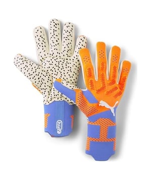 Erleben Sie erstklassige Leistung zwischen den Pfosten mit den Puma Future Ultimate NC Torwarthandschuhen in Blau/Orange für Herren. Diese Handschuhe wurden für Torhüter entwickelt, die Wert auf hervorragenden Grip, Kontrolle und Strapazierfähigkeit legen. Sie vereinen modernste Technologie mit einer markanten Ästhetik und ermöglichen Ihnen so spielentscheidende Paraden. Hauptmerkmale: Fortschrittliche Grip-Technologie: Die hochwertige Latex-Handfläche bietet außergewöhnliche Ballkontrolle und sicheres Fangen, selbst bei Nässe. Flexibles, nicht eingeschnittenes Design: Bietet maximale Fingerfertigkeit und ein verbessertes Ballgefühl für präzises Handling und präzise Ballverteilung. Ergonomische Passform: Konturierte Finger und ein verstellbarer Handgelenkriemen sorgen für eine sichere, individuelle Passform für optimalen Halt und Stabilität. Verbesserter Schutz: Integrierte Fingerabwehren reduzieren das Verletzungsrisiko und stärken das Selbstvertrauen bei Paraden unter Druck. Markante Optik in Blau/Orange: Kräftige Farbakzente fallen nicht nur auf dem Spielfeld auf, sondern verkörpern auch Pumas Engagement für innovatives Design. Steigern Sie Ihre Torwartleistung mit den Puma Future Ultimate NC Torwarthandschuhen in Blau/Orange für Herren – hier trifft modernste Technologie auf dynamischen Style für Spitzenleistungen zwischen den Pfosten.