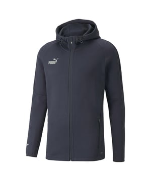 Erleben Sie die perfekte Kombination aus Performance und Style mit der Puma TeamFinal Herren Trainingsjacke. Diese Trainingsjacke wurde für Sportler entwickelt, die Wert auf Funktionalität und einen eleganten Look legen, und wertet Ihr Training und Ihre Freizeit auf. Gefertigt aus hochwertigen, leichten Materialien bietet sie genau die richtige Wärme für Ihr Aufwärmen oder Abkühlen, während die moderne, athletische Silhouette dafür sorgt, dass Sie genauso gut aussehen, wie Sie sich fühlen. Hauptmerkmale: Hochwertiges Funktionsgewebe: Leichtes und atmungsaktives Material für angenehme Wärme und Feuchtigkeitsregulierung während des Trainings. Schlankes Design: Ein athletischer, moderner Schnitt für mehr Bewegungsfreiheit und einen selbstbewussten Look. Vielseitiger Style: Ideal für Training, Laufen im Freien oder Freizeit – diese Jacke lässt sich nahtlos von der Laufbahn auf die Straße übertragen. Praktische Details: Der durchgehende Reißverschluss vorne, verstellbare Bündchen und ein gerippter Saum sorgen für eine sichere, individuelle Passform. Dezentes Branding: Dezente Puma-Logos und raffinierte Details setzen stilvolle Akzente in der Performance-Tradition, ohne das Design zu überladen. Robuste Konstruktion: Hält den Belastungen intensiven Trainings stand und behält gleichzeitig ihre elegante, moderne Ästhetik. Werten Sie Ihre Sportgarderobe mit der Puma TeamFinal Herren-Trainingsjacke auf – hier trifft Spitzenleistung auf modernen Stil für einen unschlagbaren Trainingsbegleiter.