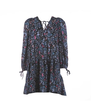 Color: Negro Azur Rosa 010 Especificaciones: Vestido estampado con escote en V delante y detrás con encaje decorativo en la espalda. Manga larga con fruncido elástico en puños y lazos ajustables. Corte relajado, presenta volantes y bajo más largo en la espalda. Ajuste: Regular