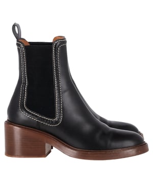 VINTAGE, RRP AS NEW
 The Chloé Mallo Chelsea Boots in black calf leather are a sleek and stylish wardrobe essential, featuring a clean, modern silhouette with elastic side panels for a comfortable fit. Crafted from premium leather, these boots offer both durability and luxury, making them perfect for year-round wear. Pair them with skinny jeans and a tailored jacket for a chic, city-ready look, or wear them with a midi skirt and oversized sweater for an effortless, edgy vibe. Complete the ensemble with a leather handbag to add a polished finish to your outfit.

Chloé Mallo Chelsea Boots in Black Calf Leather

Condition: Very good
Signs of wear: Include Box., Minor sign of wear. No Mark at insole., Lightly used but very well maintained. Minor mark at soles & creasing, light scuffing at the soles and heels.
Packaging: Box, Dust bag
Color: Black
Material: Leather | calfskin leather
Size: EU | 37.5
Measurements: Heel height: 70; Insole length: 270
SKU: NAPPUGBSH463270W