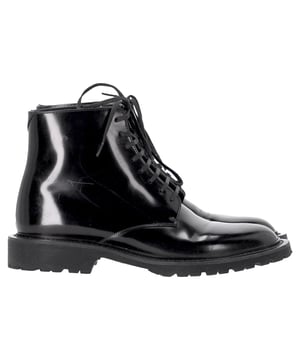 VINTAGE, NEUPREIS WIE NEU  
Die Saint Laurent Schnür-Militär-Stiefeletten aus schwarzem Leder sind die perfekte Mischung aus robustem Charme und Luxus. Aus hochwertigem schwarzem Leder gefertigt, verfügen diese Stiefel über ein Schnürdesign mit militärinspirierten Details, die sowohl Kante als auch Raffinesse verleihen. Die robuste, klobige Sohle bietet Komfort und Langlebigkeit, während die schlichte Silhouette sicherstellt, dass sie mühelos zu jedem Outfit passen. Egal, ob Sie für einen lässigen Tag oder einen Abend in der Stadt unterwegs sind, diese Stiefel setzen mit jedem Schritt ein markantes Statement.

Styling-Tipp: Kombinieren Sie diese Stiefel mit einem Minirock und einem oversized Pullover für eine ausgewogene Mischung aus Weiblichkeit und Kante oder tragen Sie sie mit Skinny-Jeans und einer Lederjacke für ein ganz schwarzes Ensemble mit Rocker-Vibe. Das vielseitige Design ermöglicht es Ihnen, sie sowohl schick als auch lässig zu stylen, was sie zu einem unverzichtbaren Bestandteil jeder Garderobe macht.

Saint Laurent Schnür-Militär-Stiefeletten aus schwarzem Leder  
Zustand: Sehr gut  
Abnutzungserscheinungen: Keine sichtbaren Abnutzungserscheinungen. Keine Markierung an der Innensohle. Leicht gebraucht, aber sehr gut gepflegt. Geringe Abnutzung an den Sohlen und Faltenbildung, leichte Abschürfungen an den Sohlen und Fersen.  
Verpackung: Keine  
Farbe: Schwarz  
Material: Leder | Leder  
Größe: EU | 39  
Maße: Absatzhöhe: 20; Innensohlenlänge: 250  
SKU: NAPPUITSH461574W