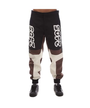 Heren Boss Drop1 broek in beige.- Rits- en haakoogsluiting in de taille.- Zijzakken.- Achterzak.- Regular fit.- 95% Katoen 5% Elastaan.- Ref: 50488274260