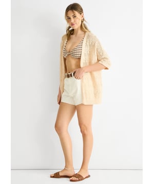 Eleva tu vestimenta de ocasión con nuestro cárdigan de punto de ganchillo beige. Perfecto para llevar a capas, este cárdigan de borde a borde añade un toque de sofisticación con su delicado diseño de punto de ganchillo. Mantén el calor y el estilo en cualquier ocasión especial.