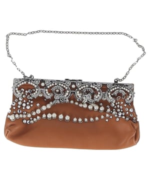 VINTAGE, RRP WIE NEU  
Die Valentino Garavani Verzierte Clutch-Tasche aus braunem Leder ist ein luxuriöses Accessoire, das Eleganz mit seinen aufwendigen Verzierungen und dem eleganten Design ausstrahlt. Das reichhaltige Lederexterieur ist wunderschön mit charakteristischen Nieten verziert, die diesem zeitlosen Stück einen modernen Akzent verleihen. Kompakt und zugleich geräumig, ist sie perfekt, um deine Essentials bei Abendveranstaltungen oder besonderen Anlässen zu verstauen. Kombiniere sie mit einem Cocktailkleid und Riemchen-Absätzen für einen schicken, eleganten Look, oder trage sie zu einer maßgeschneiderten Hose und einer Bluse, um ein lässigeres Outfit aufzuwerten.

Valentino Garavani Verzierte Clutch-Tasche aus braunem Leder

Zustand: Gut  
Abnutzungserscheinungen: Moderate Abnutzung, beschädigte Verzierungen.  
Verpackung: Staubbeutel  
Farbe: Braun | Ocker  
Material: Leder  
Größe: Einheitsgröße | Einheitsgröße  
Maße: Breite: 30; Höhe: 120; Länge: 220  
SKU: NAPPUGBBA462120W