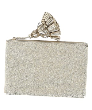 VINTAGE, RRP WIE NEU  
Die Anya Hindmarch Georgiana Clutch in Metallic Gold Glitter ist der Inbegriff von AbendEleganz. Perfekt dimensioniert, um Ihre Essentials zu transportieren und dabei kompakt genug für eine einfache Handhabung zu sein, ist diese umschlagförmige Clutch das ideale Accessoire für jede Abendveranstaltung. Das glitzernde goldene Äußere fängt das Licht ein und macht sie zu einem Blickfang, egal wohin Sie gehen. Innen verfügt sie über ein geräumiges, mit Wildleder ausgekleidetes Inneres, das mit einer Einschubtasche ausgestattet ist, um Ihre Karten organisiert zu halten. Das i-Tüpfelchen? Ein übergroßer, charakteristischer Quastenanhänger, der an dem Reißverschluss schwingt und einen Hauch von verspielter Eleganz hinzufügt.

Anya Hindmarch Georgiana Clutch in Metallic Gold Glitter  
Zustand: Excellent  
Abnutzungserscheinungen: Kein Einzelhandelsetikett, Keine sichtbaren Abnutzungserscheinungen.  
Verpackung: Keine  
Farbe: Metallic | Gold  
Material: Glitzer | Glitzer  
Größe: One Size | One Size  
Maße: Breite: 10 cm; Höhe: 21 cm; Länge: 30 cm  
SKU: NAPPUGBBA462922W