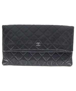 VINTAGE, RRP AS NEW
Elegance meets functionality in the Chanel Beauty CC Quilted Caviar Clutch in black leather. This luxurious clutch is meticulously crafted from quilted lambskin leather, offering a timeless and refined look. The classic Chanel CC logo embossed on the front adds a signature touch, while the sleek, fold-over design elevates the overall aesthetic.

Inside, the clutch features a burgundy fabric interior that perfectly complements the sophisticated black exterior. The inner-framed zipper flap secures your essentials in style, making this clutch not only a stunning accessory but also a practical one. Whether for evening events or special occasions, this piece is the epitome of luxury and refinement.

Chanel Beauty CC Quilted Caviar Clutch in Black Leather
Condition: Very good
Signs of wear: No retail tag, No visible sign of wear., Lightly used but very well maintained. Minor creasing, light worn corners, light scratches.
Packaging: None
Color: black
Material: Leather | leather
Size: One Size | One Size
Measurements: Width: 270; Height: 170; Length: 260
SKU: NAPPUGBBA462914W
