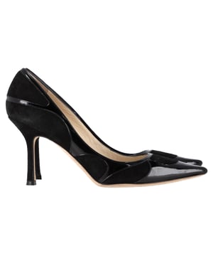 VINTAGE, RRP AS NEW
Elevate your wardrobe with the Jimmy Choo Suede Trimmed Pointed Toe Pumps in black patent leather. These pumps combine sleek patent leather with a refined suede trim, exuding timeless elegance and modern sophistication. The sturdy heels and durable soles ensure comfort throughout your busy day or night, making them the perfect choice for both work and play. Whether you're dressing for an elegant dinner or a day at the office, these pumps will effortlessly enhance your style.


Includes box

Jimmy Choo Suede Trimmed Pointed Toe Pumps in Black Patent Leather 
Condition: Very good
Signs of wear: Include Box., No visible sign of wear. No Mark at insole., Lightly used but very well maintained. Minor mark at soles & creasing, light scuffing at the soles and heels.
Packaging: Box
Color: black
Material: Leather | patent leather
Size: EU | 38.5
Measurements: Heel height: 90; Insole length: 270
SKU: NAPPUGBSH462853W