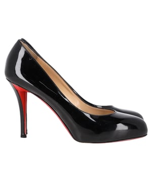 VINTAGE, UVP WIE NEU  
Treten Sie ein in eine mutige Eleganz mit den Christian Louboutin Dolly Pumps, einer gewagten Neuinterpretation des ikonischen Dolly Me Mules. Gefertigt aus glänzendem schwarzem Lackleder, verfügen diese Pumps über eine breite, mandelförmige Zehenbox und sitzen auf einem 85mm Stiletto-Absatz, der die perfekte Balance zwischen Höhe und Komfort bietet. Inspiriert von der glamourösen Dolly Parton strahlen diese Schuhe einen retro Charme mit modernem Twist aus. Wie bei allen Designs von Louboutin sind sie mit einem typischen Hauch von gewagtem Rot unter der Sohle versehen, sodass jeder Schritt, den Sie machen, ein Statement setzt.

Christian Louboutin Dolly Pumps  
Zustand: Sehr gut  
Abnutzungserscheinungen: Leichte Markierungen, leicht getragen, aber sehr gut gepflegt. Kleine Stellen an den Sohlen & Falten, leichte Abschürfungen an den Sohlen und Absätzen.  
Verpackung: Keine  
Farbe: schwarz  
Material: Leder | Lackleder  
Größe: EU | 39  
Maßangaben: Absatzhöhe: 95; Innensohlenlänge: 250  
SKU: NAPPUGBSH461962W