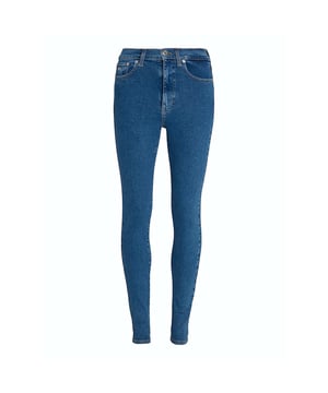 Kleur: Denim Medium 1A5 Taille: Hoog Details: Vijf zakken, elastiek met klein logo op de zak genaaid Sluiting: Knoop in de taille Lengte: Normaal Pasvorm: Slank