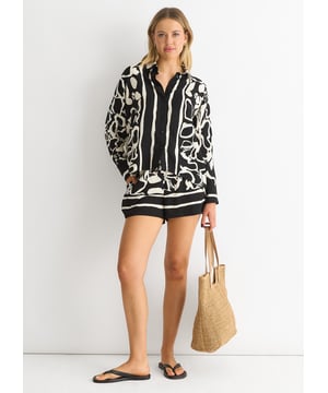 Upgrade je gelegenheidskleding met ons Mono Border Print Viscose Oversized Shirt. De gedurfde randprint voegt een vleugje elegantie toe, terwijl de losse oversized pasvorm comfort en veelzijdigheid biedt. Dit shirt van viscose is perfect voor speciale evenementen of een stijlvol dagje uit.