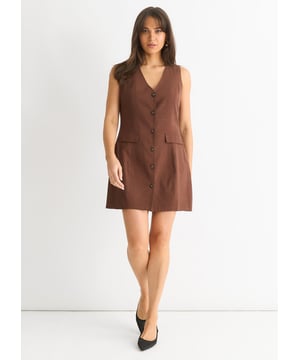 Elegante y versátil, nuestro minivestido camisero abotonado de lino en color chocolate es perfecto para cualquier ocasión. Confeccionado en lino de alta calidad, este vestido ofrece comodidad y un ajuste favorecedor. El diseño abotonado le añade un toque de sofisticación, convirtiéndolo en un imprescindible de tu armario.