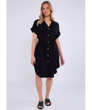 Este vestido camisero utilitario negro no solo ofrece un elegante corte oversize, sino que también incorpora un cinturón utilitario para mayor funcionalidad. Confeccionado con un material de viscosa suave y transpirable, este vestido es perfecto para cualquier ocasión.